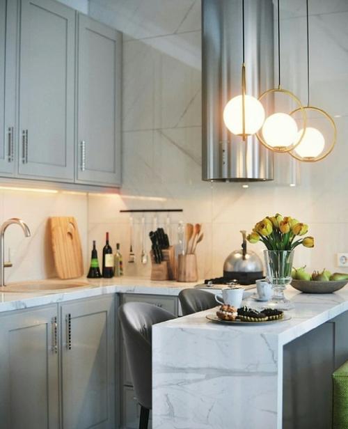 Кухня - гостиная светло и свежо.