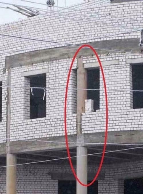 Вот мне интересно, как при строительстве домов такое допустили, чтобы окна были кривыми и стены отходили. 02