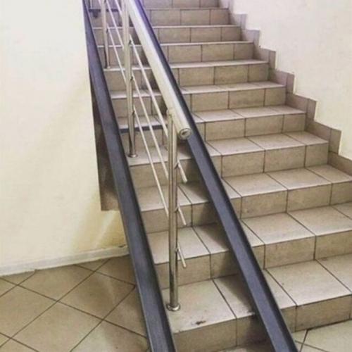 Вот мне интересно, как при строительстве домов такое допустили, чтобы окна были кривыми и стены отходили.