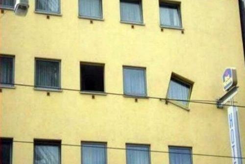 Вот мне интересно, как при строительстве домов такое допустили, чтобы окна были кривыми и стены отходили. 05