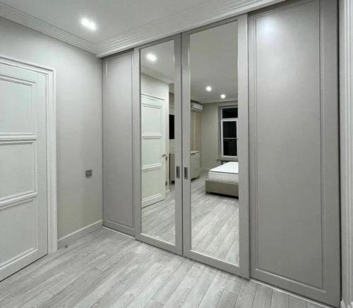 Была огромная ниша в комнате, которая ни туда не сюда.