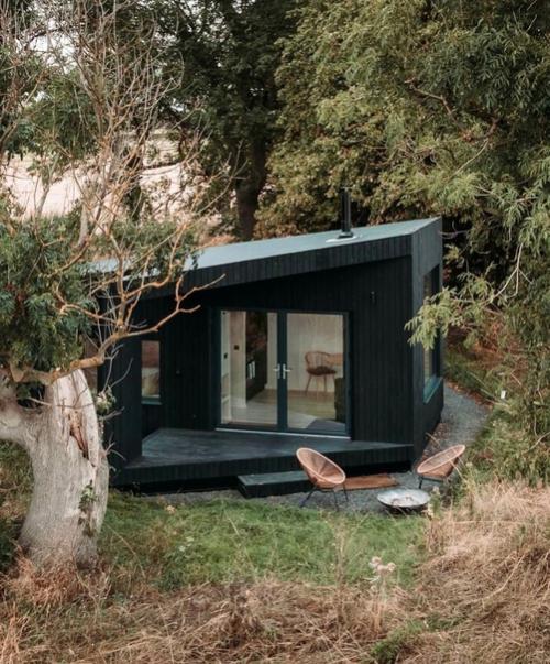 Маленький домик в очень приятном месте.