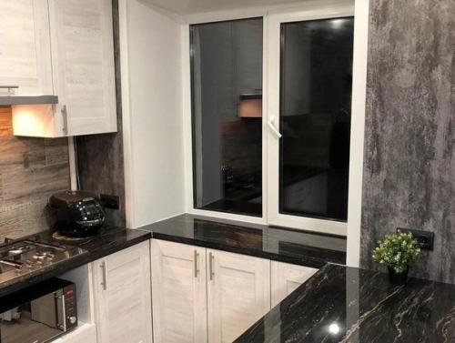 Это преображение нашей маленькой кухни из зашарпанной древней, в стильное местечко. 01