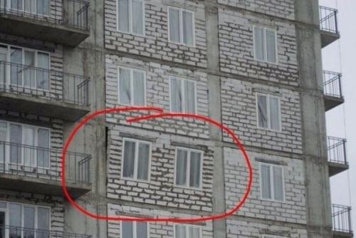Вот мне интересно, как при строительстве домов такое допустили, чтобы окна были кривыми и стены отходили. 03