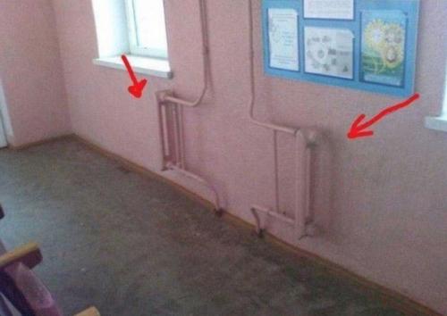 Вот мне интересно, как при строительстве домов такое допустили, чтобы окна были кривыми и стены отходили. 01