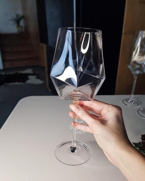 Эти бокалы как будто созданы для тех, кто ценит необычность в мелочах.