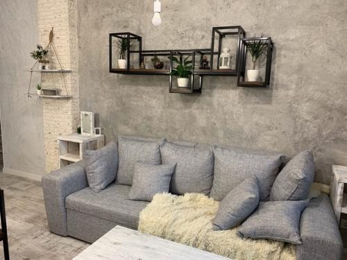 Родители мне сказали, что моя квартира какая то серая, нет ощущения уюта, ощущения, что в каком то подвале находишься. 03