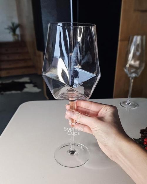 Эти бокалы как будто созданы для тех, кто ценит необычность в мелочах. 02