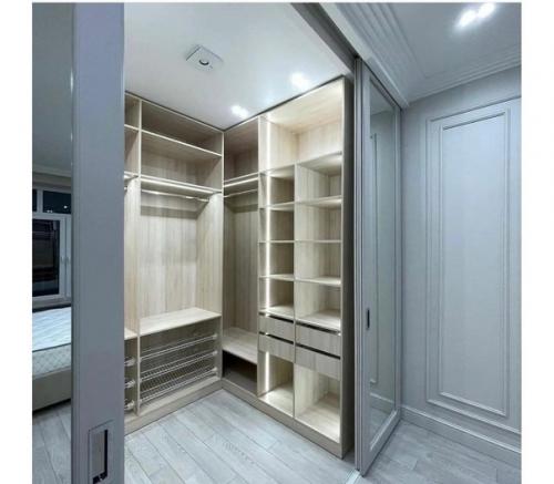 Была огромная ниша в комнате, которая ни туда не сюда. 03