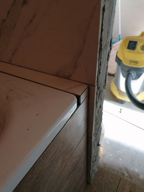 Обдумывали как заделать эту огромную щель между ванной и стеной, в итоге пришли к такому решению. 02