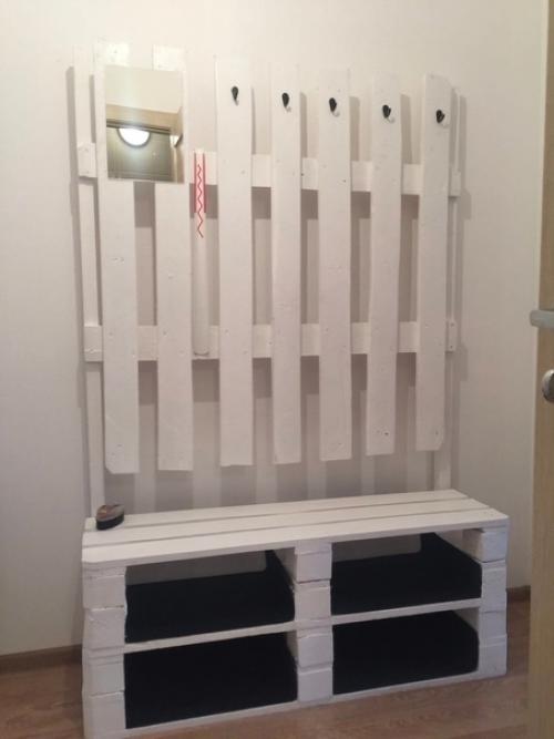 Молодая пара приобрела новую квартиру, но пока не нашла денег на покупку мебели.