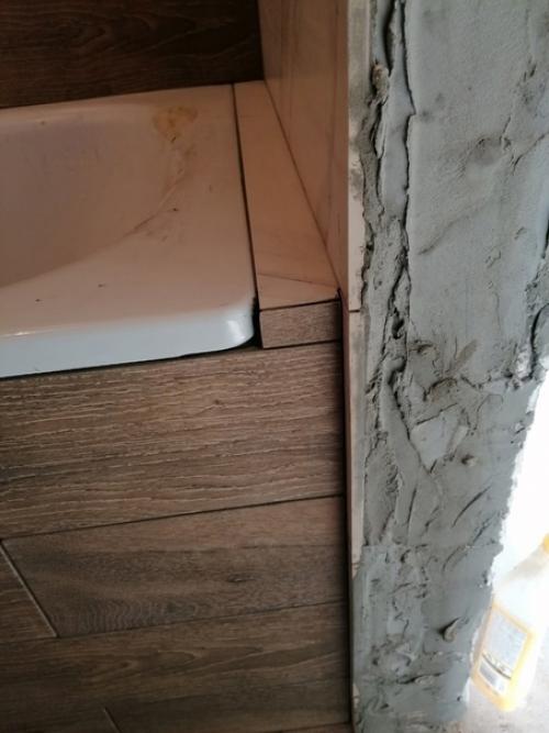 Обдумывали как заделать эту огромную щель между ванной и стеной, в итоге пришли к такому решению.