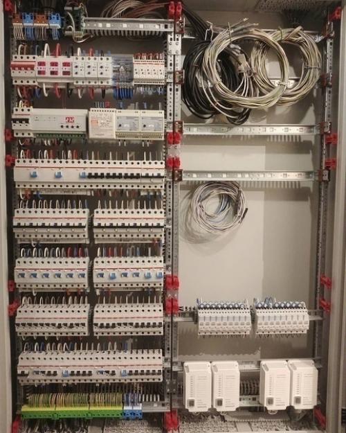 Невозможно оторвать глаз от работы человека, который бесконечно любит свою профессию и стремится к идеалу в каждой ее детали. 03