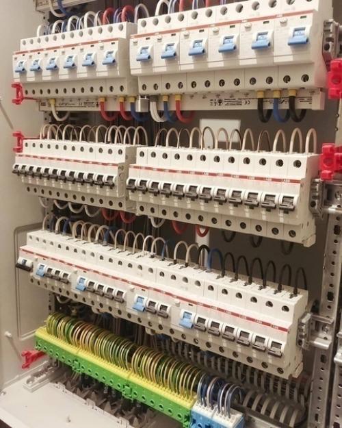 Невозможно оторвать глаз от работы человека, который бесконечно любит свою профессию и стремится к идеалу в каждой ее детали. 04