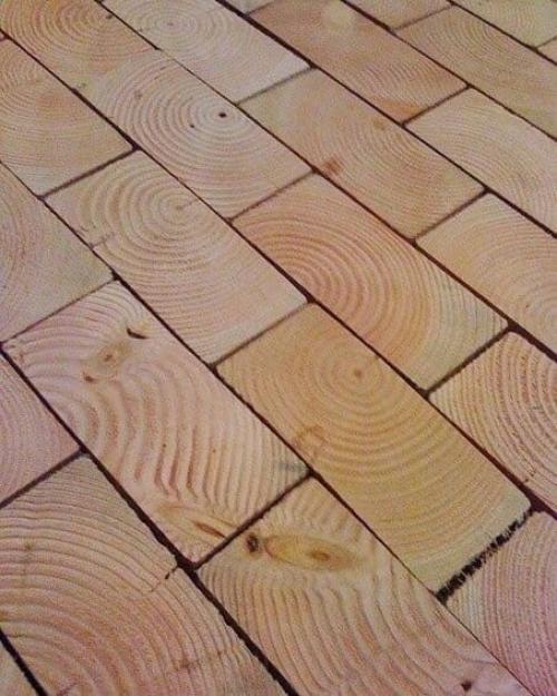 Заморочился, напилил спилов из досок и использовал их как плитку на пол. 08