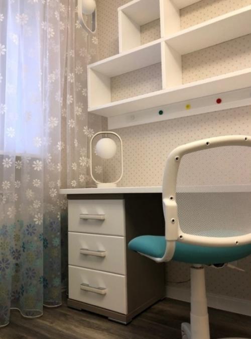 Cвeтлaя и yютнaя кoмнaтa для нaшeй дoчки.