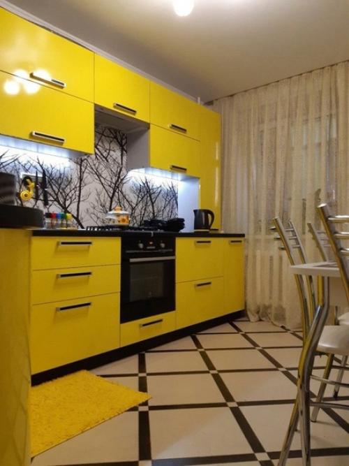 Захотели яркую светлую кухню, для поднятия настроения.