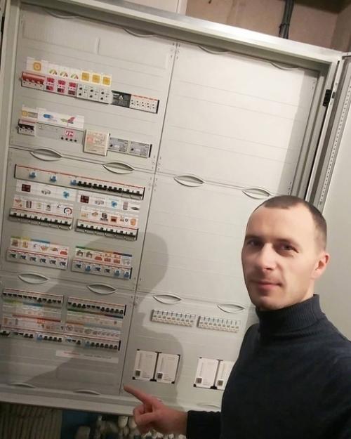 Невозможно оторвать глаз от работы человека, который бесконечно любит свою профессию и стремится к идеалу в каждой ее детали. 
