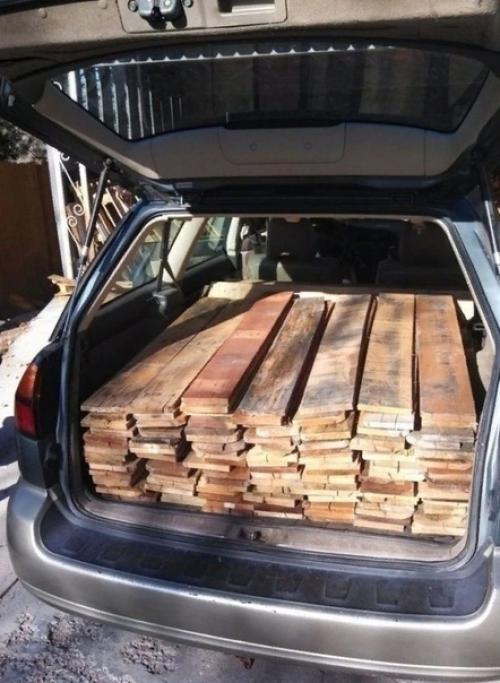 Из старых поддонов сделал половину дома.