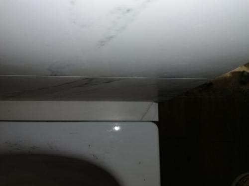 Обдумывали как заделать эту огромную щель между ванной и стеной, в итоге пришли к такому решению. 03