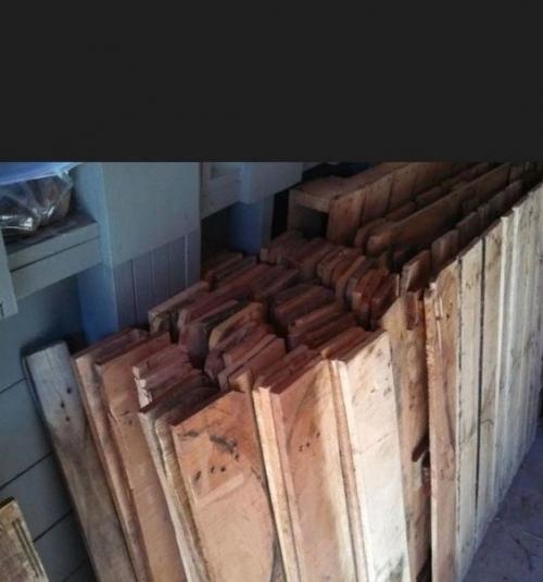 Из старых поддонов сделал половину дома. 01