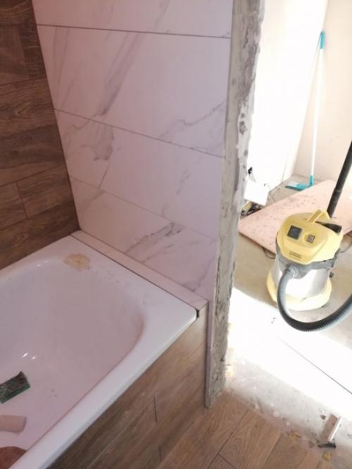 Обдумывали как заделать эту огромную щель между ванной и стеной, в итоге пришли к такому решению. 01