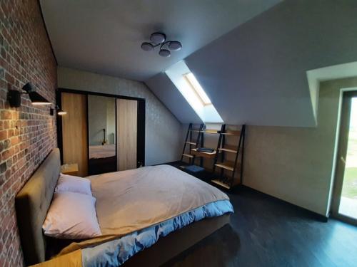 Недавно перебралась в комнату, но вот не знаю, как ее лучше оформить.