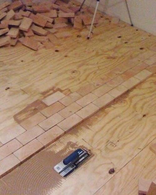 Заморочился, напилил спилов из досок и использовал их как плитку на пол. 07