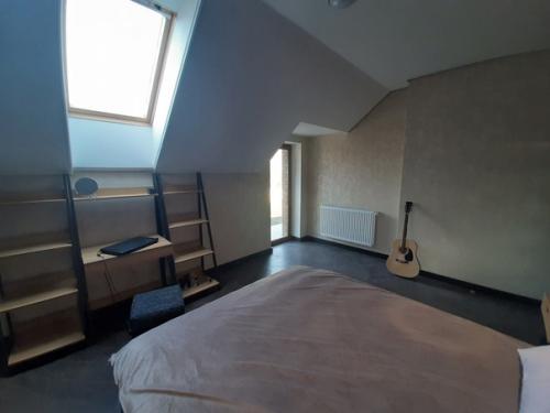 Недавно перебралась в комнату, но вот не знаю, как ее лучше оформить. 02