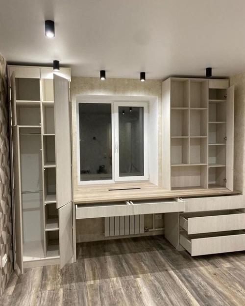 Хорошая организация пространства у окна в комнате ребенка является важным шагом для создания комфортной обстановки. 03