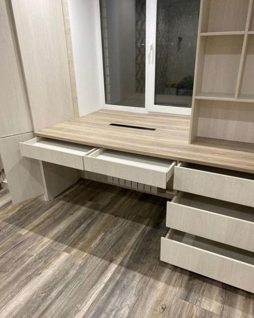 Хорошая организация пространства у окна в комнате ребенка является важным шагом для создания комфортной обстановки. 
