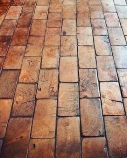 Заморочился, напилил спилов из досок и использовал их как плитку на пол.