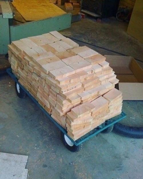 Заморочился, напилил спилов из досок и использовал их как плитку на пол. 05