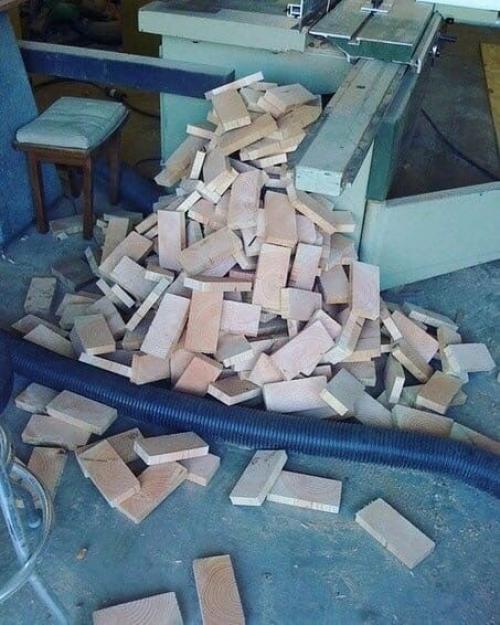 Заморочился, напилил спилов из досок и использовал их как плитку на пол. 04