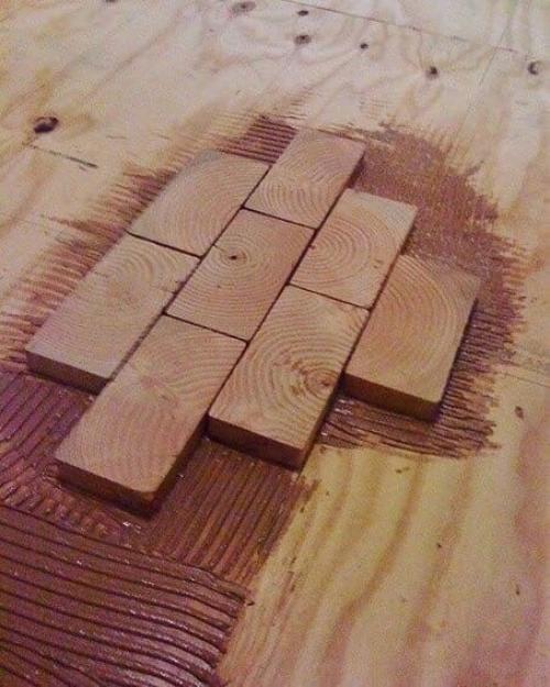 Заморочился, напилил спилов из досок и использовал их как плитку на пол. 06
