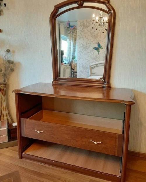 На новую мебель в нашу квартиру не было средств, поэтому нам решили помочь родители, отдав свою старую. 01