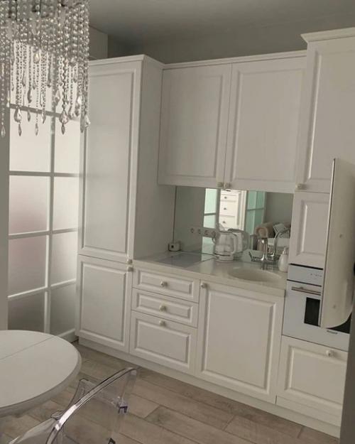 Квартира студия молодой девушки, которую она решила разделить на две части. 05