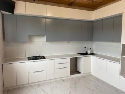 Кухня бело - серая.