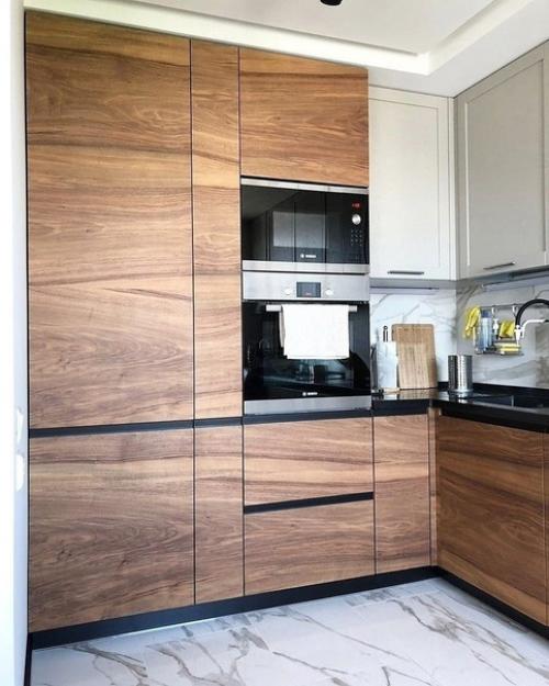 Когда я просила обычную скромную кухню для себя, мой муж сделал все наоборот и украсил ее различными декоративными элементами. 03