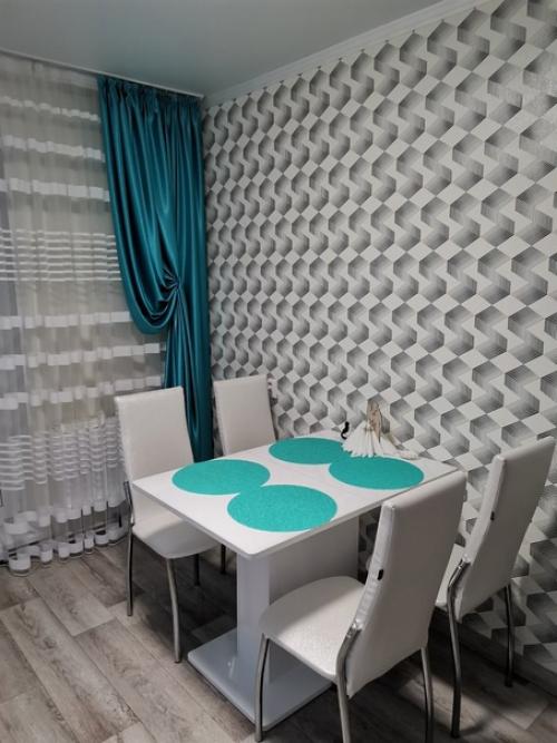 Фартук мы обложили плиткой под кирпичную кладку, белого цвета. 02