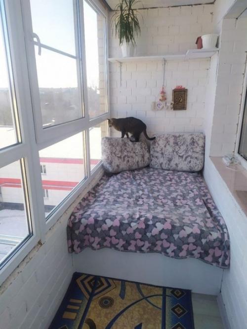 Поставили дополнительное спальное место, на случай если поругаемся с мужем и было куда его выгонять. 02