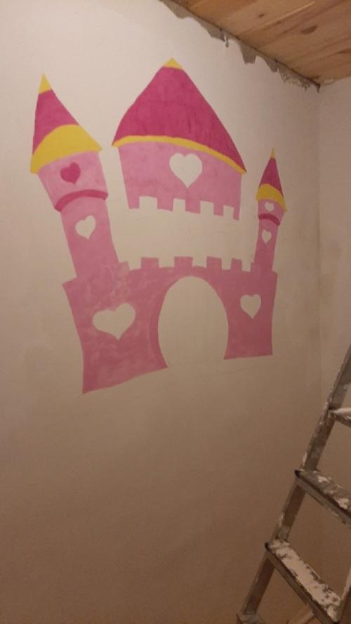 Закончили ремонт в комнате для дочки.