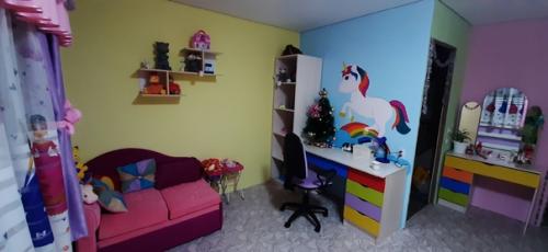 Закончили ремонт в комнате для дочки. 04
