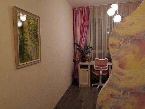 Живя в однокомнатной квартире с ребенком, мы приняли решение разделить пространство, чтобы каждому из нас был свой собственный уголок. 01