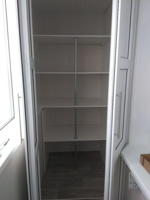 Друг помог с ремонтом лоджии, справились гораздо быстрее, чем если бы я делал один. 09