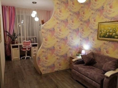 Живя в однокомнатной квартире с ребенком, мы приняли решение разделить пространство, чтобы каждому из нас был свой собственный уголок. 05