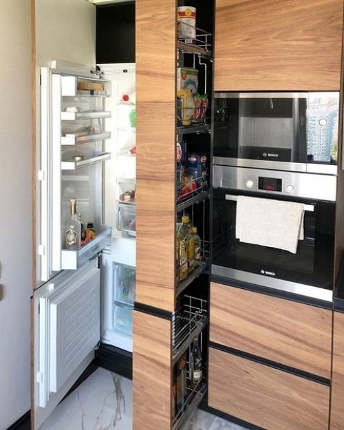 Когда я просила обычную скромную кухню для себя, мой муж сделал все наоборот и украсил ее различными декоративными элементами. 01