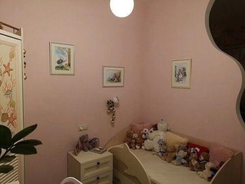 Живя в однокомнатной квартире с ребенком, мы приняли решение разделить пространство, чтобы каждому из нас был свой собственный уголок. 03