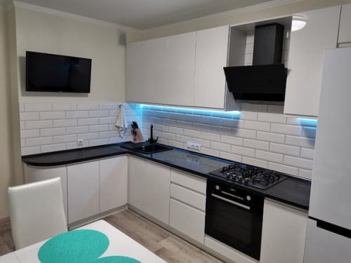 Фартук мы обложили плиткой под кирпичную кладку, белого цвета. 01