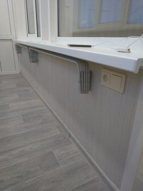 Друг помог с ремонтом лоджии, справились гораздо быстрее, чем если бы я делал один. 05